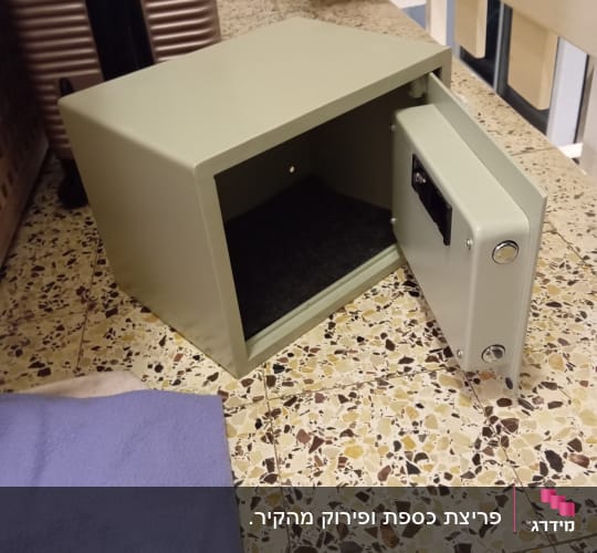 כספת פתוחה על רצפה עם דלת פתוחה